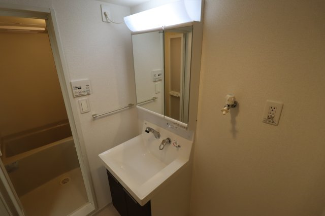 パレス龍大の独立洗面台|収納付き洗面台です