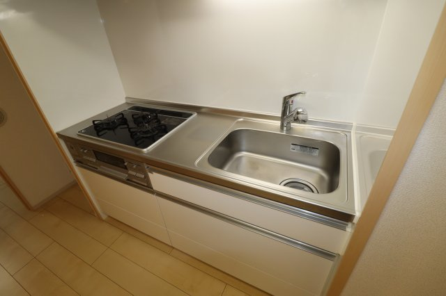 パレス龍大のキッチン|３口ガスコンロのシステムキッチンでお料理が楽しめます