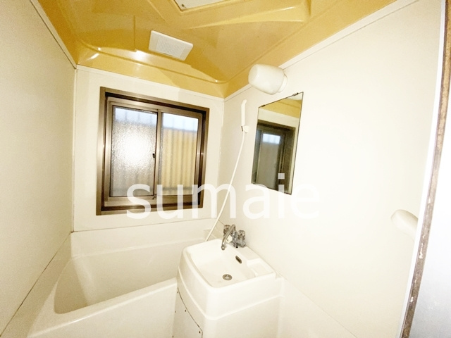 ゴールデンハイツＢの浴室|★お風呂に窓がついてます★