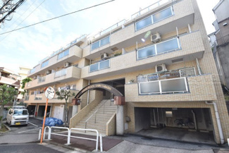 【外観】 | 青空によく映える建物です。手入れの行き届いた外壁やマンション正面エントランスなど、綺麗な姿をぜひ一度、現地にてご覧ください。～即日のご見学可能～　お問合せはお気軽にどうぞ。
