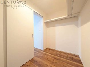 ウォークインクローゼットは、歩いて入れるタイプの収納スペースで、衣類や小物を整理しやすいのが特徴です。一般的なクローゼットよりも広く、収納力が高いため、家の中をすっきり保つのに役立ちます。