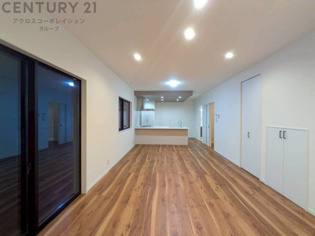 リビングダイニングは家族や友人とのコミュニケーションを楽しむ場所でくつろぎながら食事や会話を楽しめ、多目的に利用できリラックスできる空間です。家庭内の中心として機能し、快適な生活をサポートします。