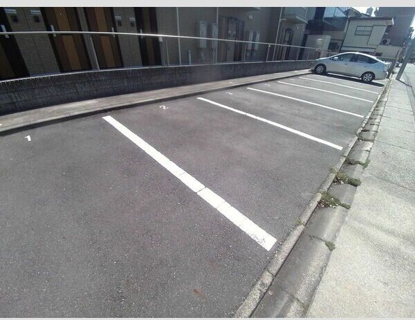 オンディーヌの駐車場