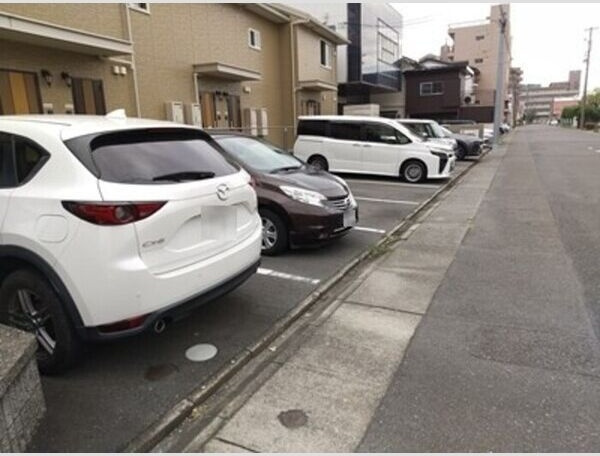 オンディーヌの駐車場