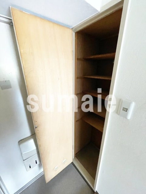 小松屋ビルの玄関|シューズボックス付き