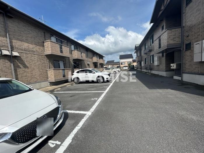 メルベーユ富の原A棟の駐車場