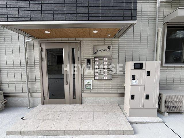 ライク・ア・パラソルのエントランス|※別のお部屋の写真で反転タイプです。