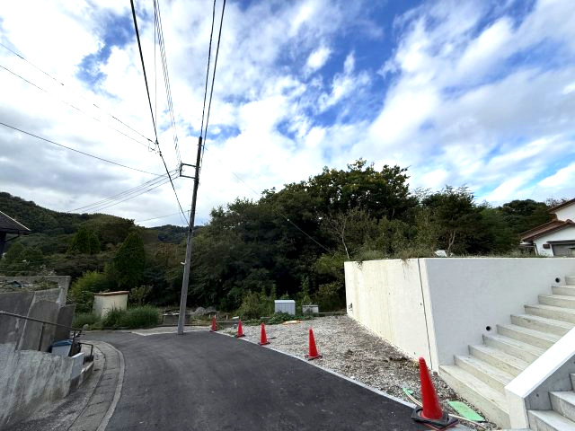 山を臨む　バス停徒歩5分のその他共用部分|前面道路