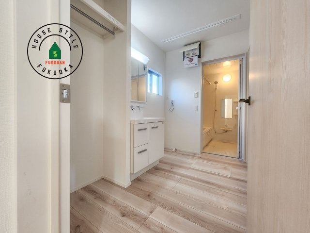 筑紫野市紫5丁目第3-2棟(5号棟)の内観：施工例|ゆとりの洗面スペースで朝の身支度もスムーズに。暮らしを快適に変えるシャワー付洗面台です！