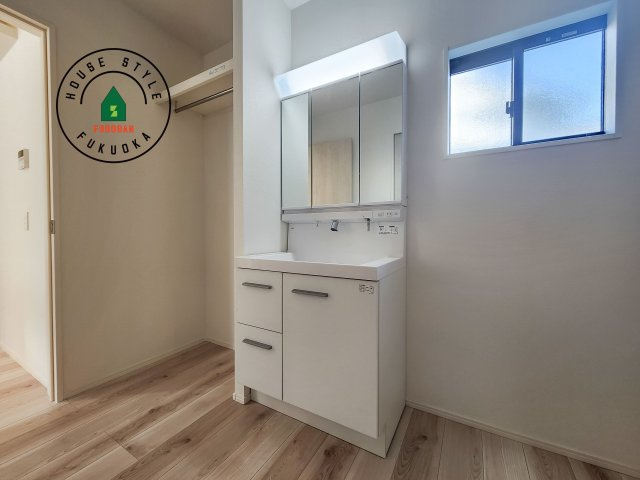 筑紫野市紫5丁目第3-2棟(5号棟)の内観：施工例|毎日使うものだから清潔な空間を保ちたい水回り。洗面にはそんな願いを解消させてくれる収納アイデアが満載です。三面鏡の裏側にはキャビネットが現れ小物から背の高い物まで収納できます。