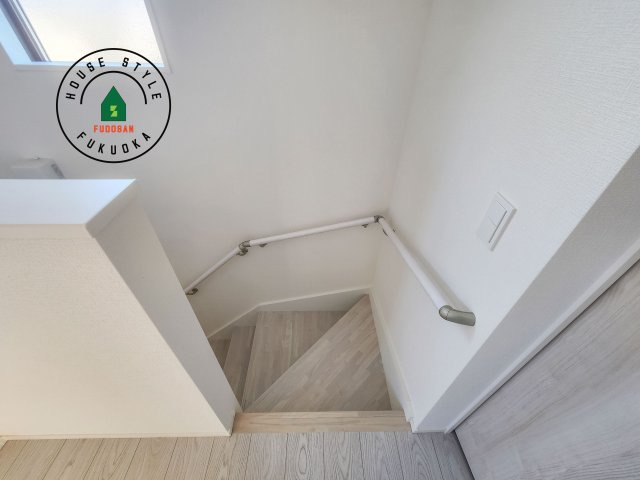 筑紫野市紫5丁目第3-2棟(5号棟)の内観：施工例|階段からも明るい光が入ります。採光や通風も階段の重要な役割です。