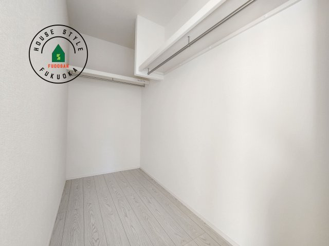 筑紫野市紫5丁目第3-2棟(5号棟)の内観：施工例|洋服や大きな荷物が多い方や人数の多いご家族などは、一般的なクローゼットよりもウォークインクローゼットのほうが使い勝手が良いです。