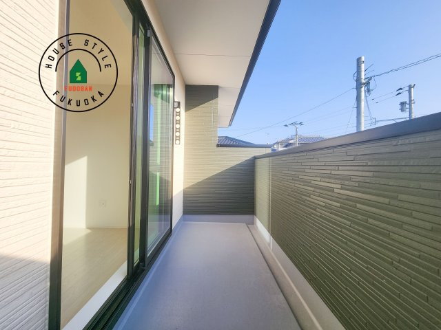 筑紫野市紫5丁目第3-2棟(5号棟)の外観：施工例|風をしっかりと感じられるバルコニーでは、毎日が洗濯日和です。広々としているので洗濯も楽しくなるでしょうし、気分転換にバルコニーからの眺めを楽しむのもいいでしょう。