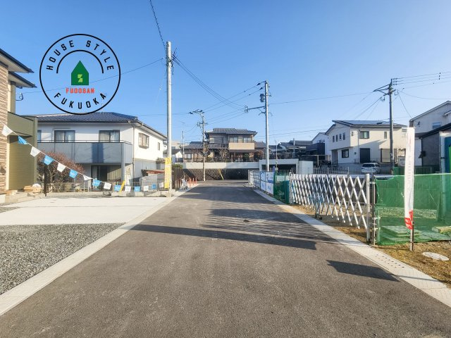 筑紫野市紫5丁目第3-2棟(5号棟)の前面道路含む現地写真|前面道路は閑静な住宅地をはしる車通りの少ない道路。お車の出し入れが苦手なママや小さなお子様にも安心ですね。しっかり舗装もされているので、ベビーカーや自転車で通っても快適に通行できます。