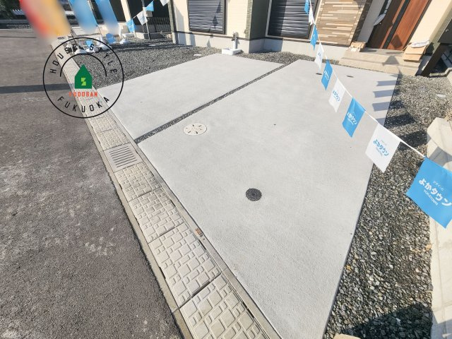 筑紫野市紫5丁目第3-2棟(5号棟)の駐車場|広々した駐車場になります。3台並列駐車となります。