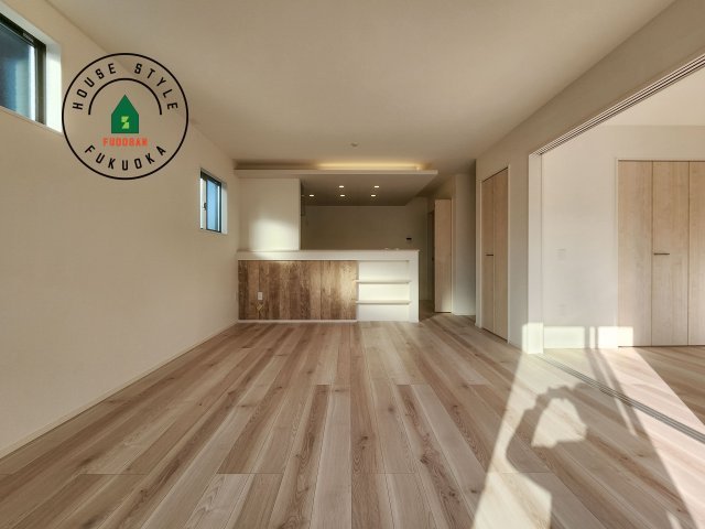 筑紫野市紫5丁目第3-2棟(5号棟)の内観：施工例|ご家族を近くに感じられる対面キッチンのLDK。会話もはずみそうですね。