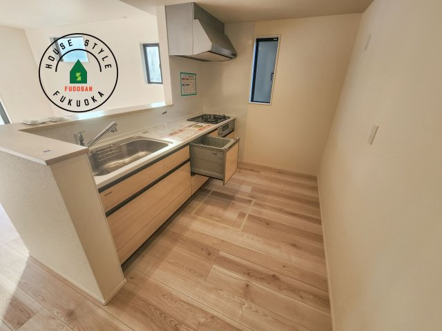 筑紫野市紫5丁目第3-2棟(5号棟)の内観：施工例|ダイニングテーブルへの配膳がラクラク、お料理はかどるカウンター付きシステムキッチン！