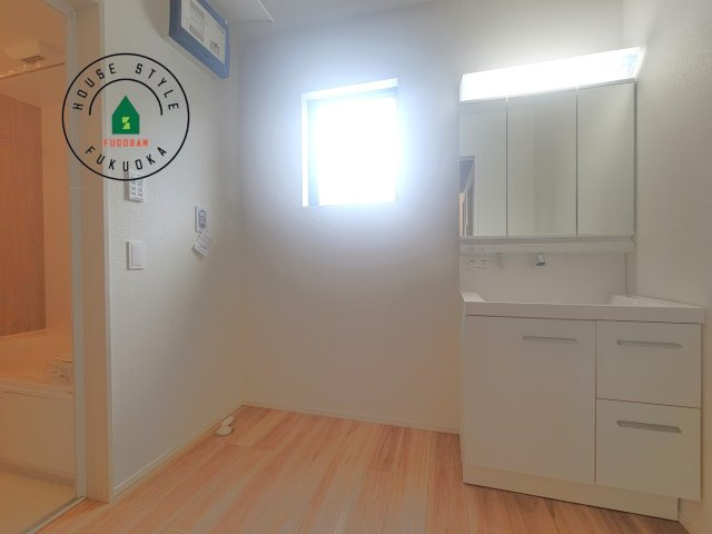 筑紫野市紫5丁目第3-2棟(4号棟)の内観：施工例|ゆとりの洗面スペースで朝の身支度もスムーズに。暮らしを快適に変えるシャワー付洗面台です！