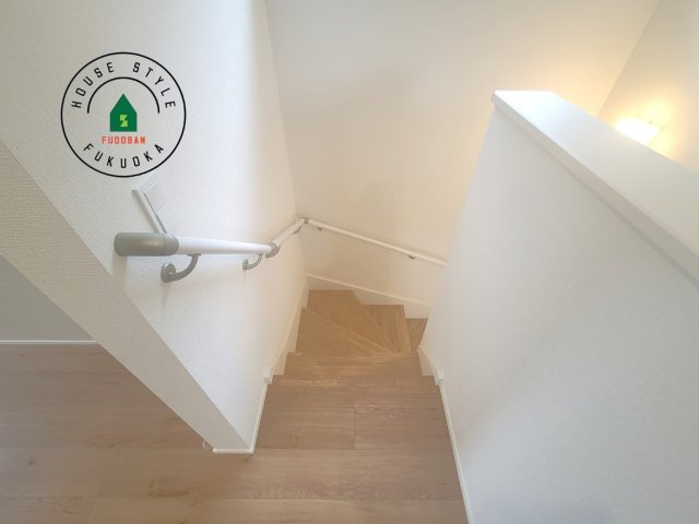 筑紫野市紫5丁目第3-2棟(4号棟)の内観：施工例|階段からも明るい光が入ります。採光や通風も階段の重要な役割です。