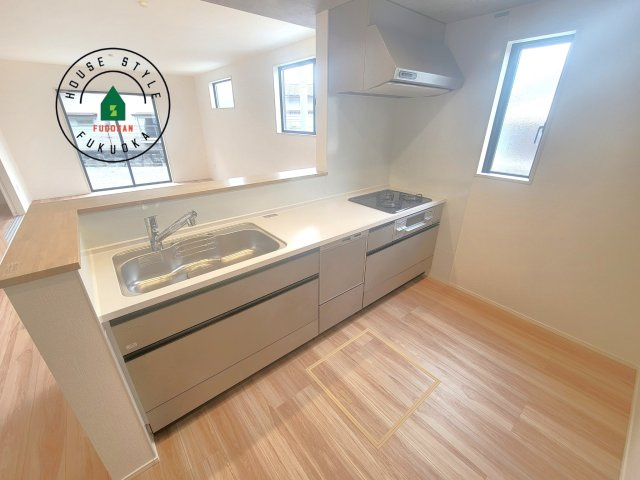 筑紫野市紫5丁目第3-2棟(4号棟)の内観：施工例|ダイニングテーブルへの配膳がラクラク、お料理はかどるカウンター付きシステムキッチン！