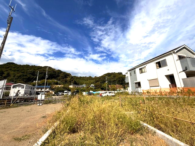 バス停徒歩2分　建築条件なしの外観|陽当良好