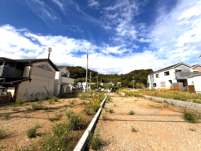 バス停徒歩2分　建築条件なしの外観|向かって右奥
