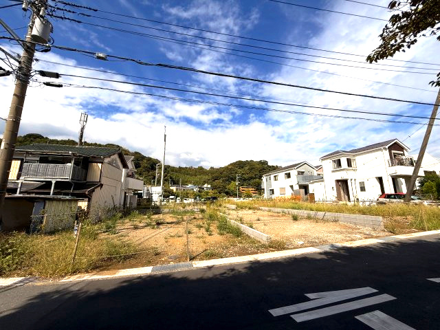 バス停徒歩2分　建築条件なしの外観|向かって右奥