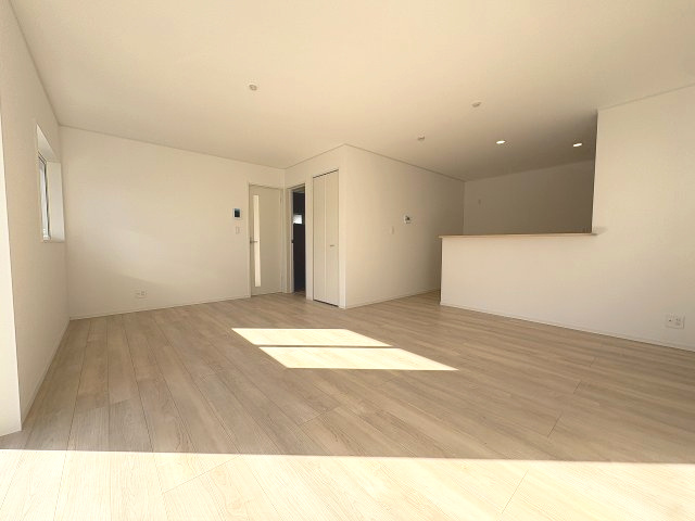 【居間・リビング】 | 福岡市西区今宿東3丁目第10　1号棟（全6棟）【仲介手数料無料・0円】 | 現地写真。リビングです。