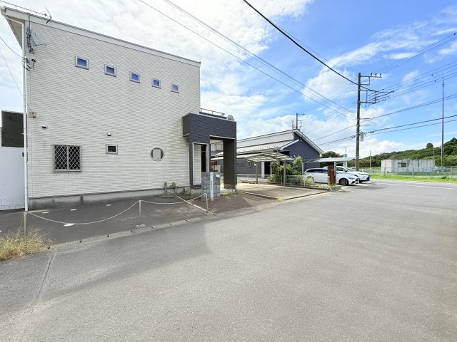 鹿嶋市鉢形台中古住宅の前面道路含む現地写真