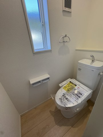 【トイレ】 | 福岡市西区今宿東3丁目第10　4号棟（全6棟）【仲介手数料無料・0円】 | 現地写真。2階にもトイレです。