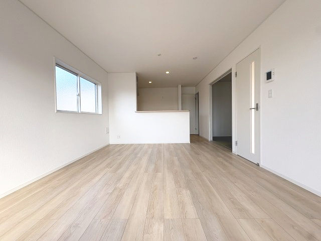 【居間・リビング】 | 福岡市西区今宿東3丁目第10　4号棟（全6棟）【仲介手数料無料・0円】 | 現地写真。リビングです。