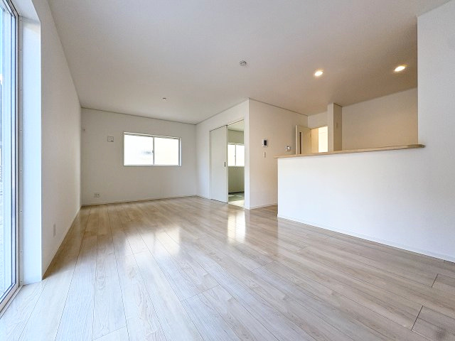 【居間・リビング】 | 福岡市西区今宿東3丁目第10　5号棟（全6棟）【仲介手数料無料・0円】 | 現地写真。リビングです。