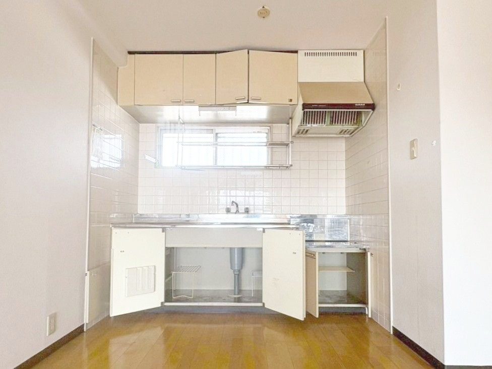 MAC箱崎コートのキッチン|収納戸棚、吊戸棚付き！収納スペース豊富なキッチンです！