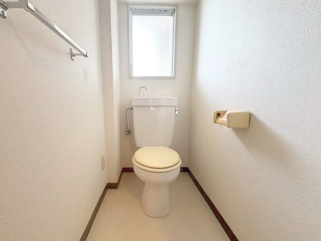 MAC箱崎コートのトイレ|お掃除中や使用後に手軽に換気ができる窓付きです！