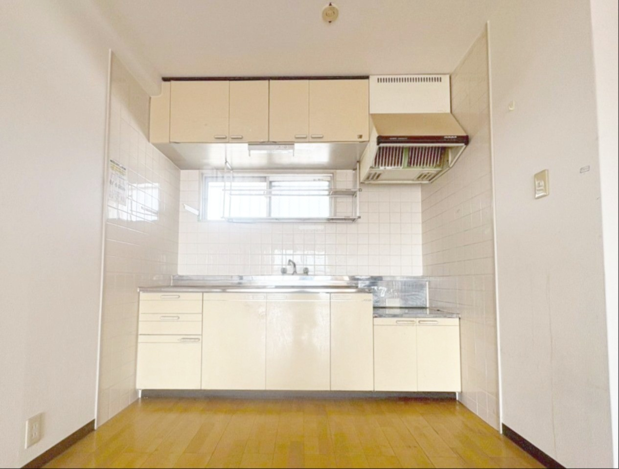 MAC箱崎コートのキッチン|手軽に換気ができて外からの採光も取れる窓付きです！