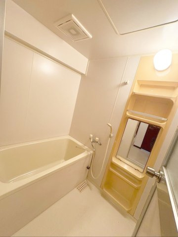 MAC箱崎コートの浴室|シャンプーなどの小物もスッキリ収納できるキャビネット付き！