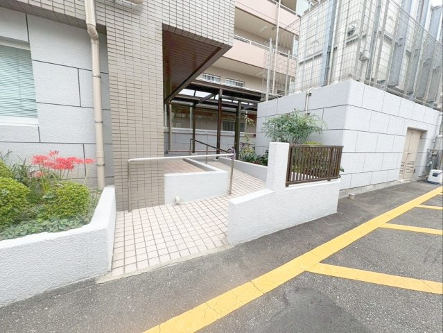 MAC箱崎コートの外観|手すりとスロープ付きです！バリアフリーに配慮されていますね！