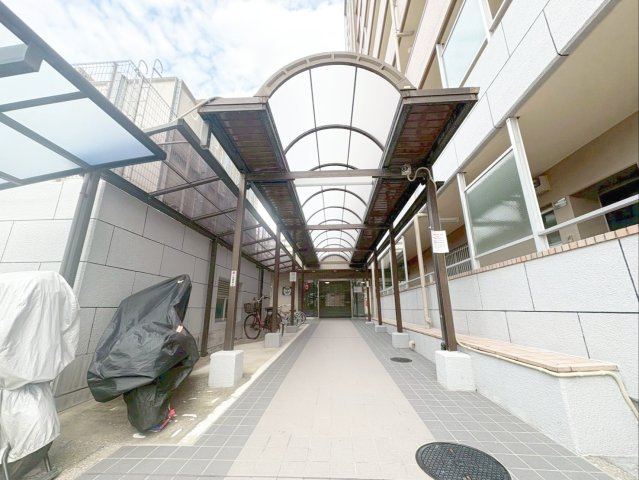 MAC箱崎コートのその他共用部分|アプローチは、雨が降る外出時にもお役立ちの屋根付き！