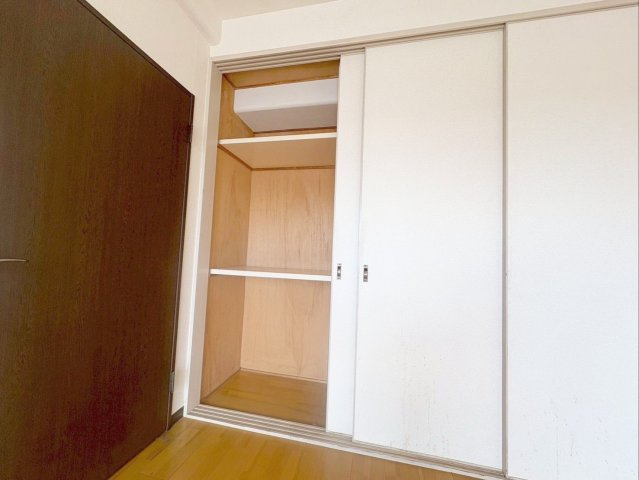 MAC箱崎コートの収納|クローゼット横には物入があり、衣服以外も収納しやすいです！