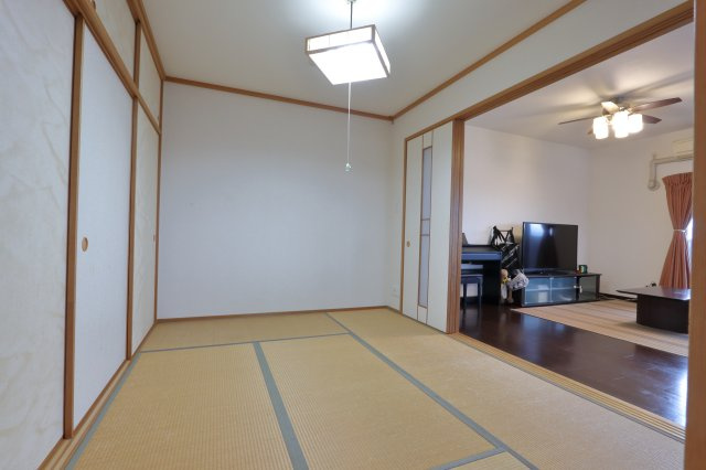 フローレンス永楽通りグランドアークの和室|LD隣には和室、襖を開口するとリビングと一体に利用できる居間。解放感あるお部屋を是非現地にて。