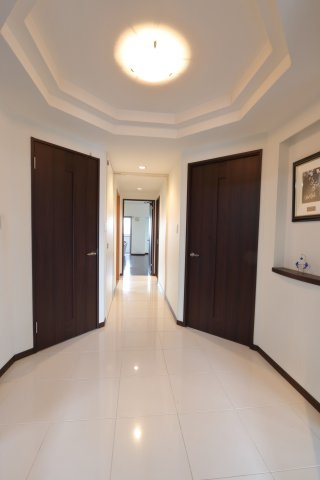 フローレンス永楽通りグランドアークの内装|フローレンスと言えば「フローレンスホワイエ」。独特な造りで廊下からの各部屋の入口を集約した機能的空間