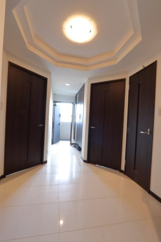 フローレンス永楽通りグランドアークの内装|フローレンスと言えば「フローレンスホワイエ」。独特な造りで廊下からの各部屋の入口を集約した機能的空間