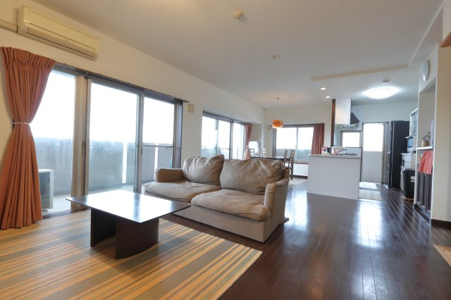 フローレンス永楽通りグランドアークの居間・リビング|１３階角部屋・２面採光の明るく眺望の良いお部屋です。リビングダイニング20.3帖で広々空間です。