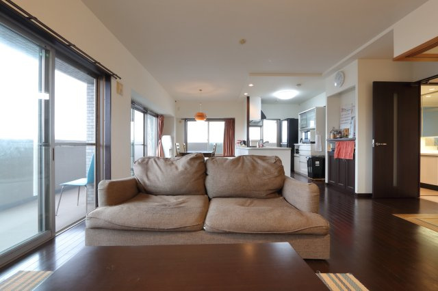 フローレンス永楽通りグランドアークの居間・リビング|LDKは2面採光で明るい陽射しで風通しが良いです。13階なので眺望の良好。是非現地にてご覧下さい。