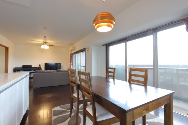 フローレンス永楽通りグランドアークの居間・リビング|LDKは2面採光で明るい陽射しで風通しが良いです。13階なので眺望の良好。是非現地にてご覧下さい。