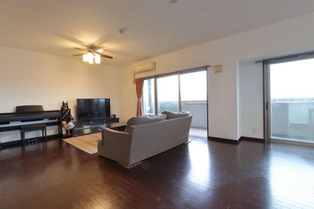 フローレンス永楽通りグランドアークの居間・リビング|ソファーやテレビ、ピアノを置いてもゆとりのある広々としたリビングです。是非現地ご覧下さい。