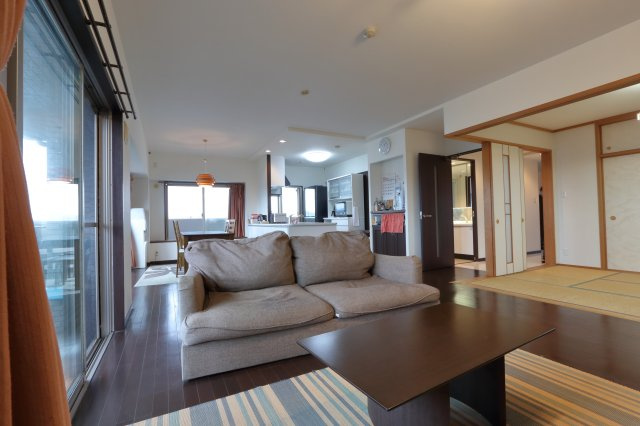 フローレンス永楽通りグランドアークの居間・リビング|LD隣には和室、襖を開口するとリビングと一体に利用できる居間。解放感あるお部屋を是非現地にて。