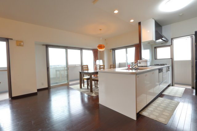 フローレンス永楽通りグランドアークのキッチン|カウンターキッチンは吊戸棚がなく、開放的な造りとなっています。ご家族の顔を見ながら調理ができます。