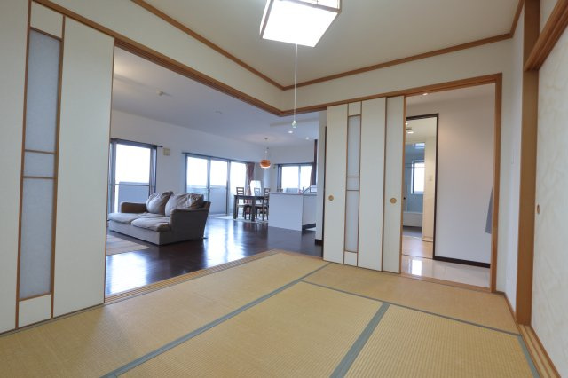 フローレンス永楽通りグランドアークの和室|LD隣には和室、襖を開口するとリビングと一体に利用できる居間。解放感あるお部屋を是非現地にて。