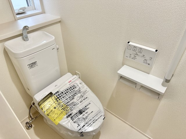 【トイレ】 | 【新築分譲住宅】山形市花楯3期　全2棟 | 同仕様施工例です。
各階にトイレを設置していますので、朝の忙しい時間も混雑せずに利用できます♪
